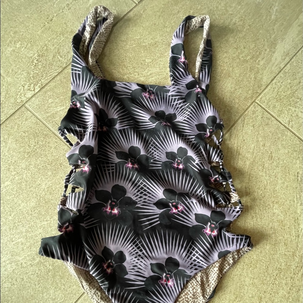 Acacia Swimwear Medium Hideaway in Modern Pacific